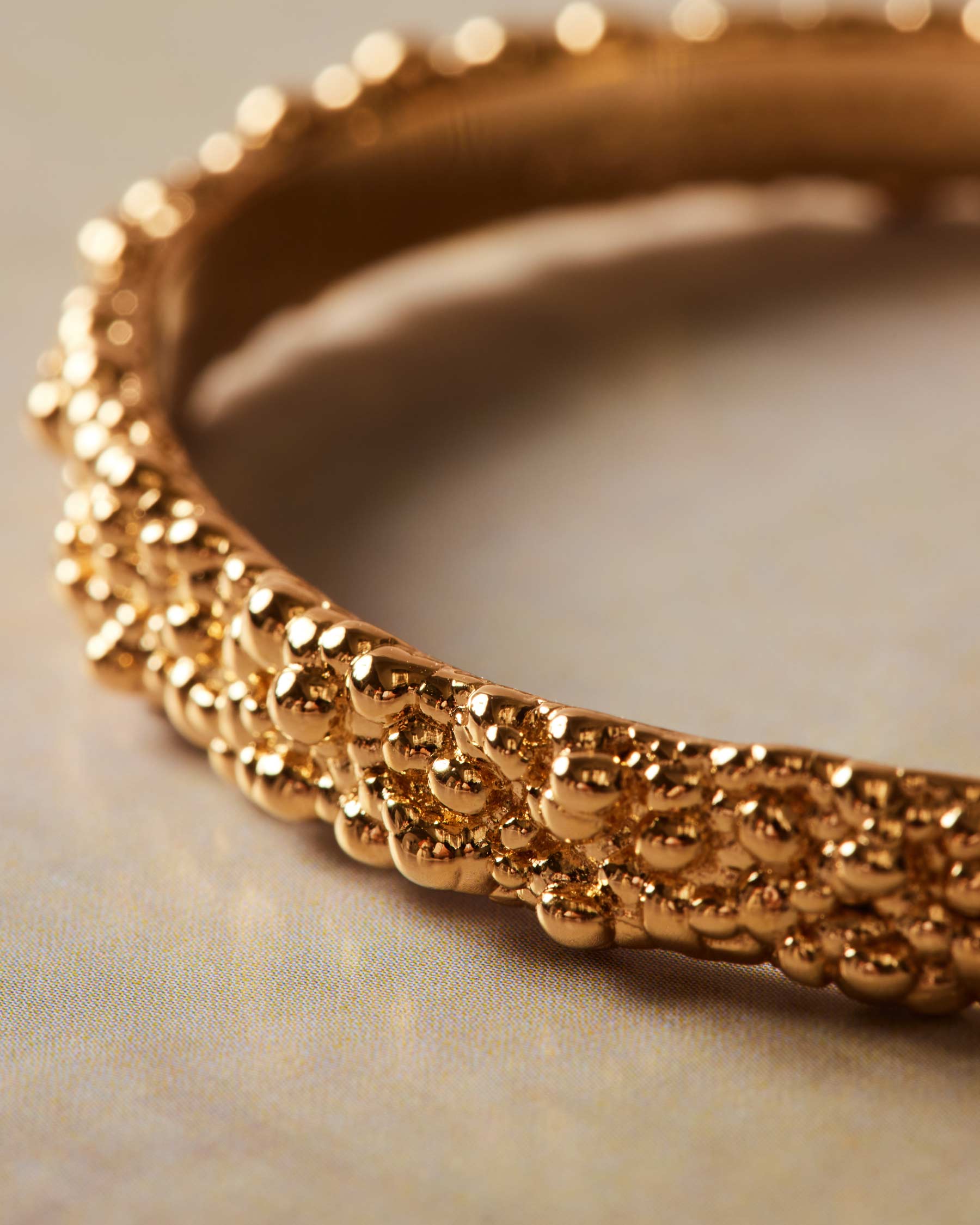 Armband aus starrem Sandstaub