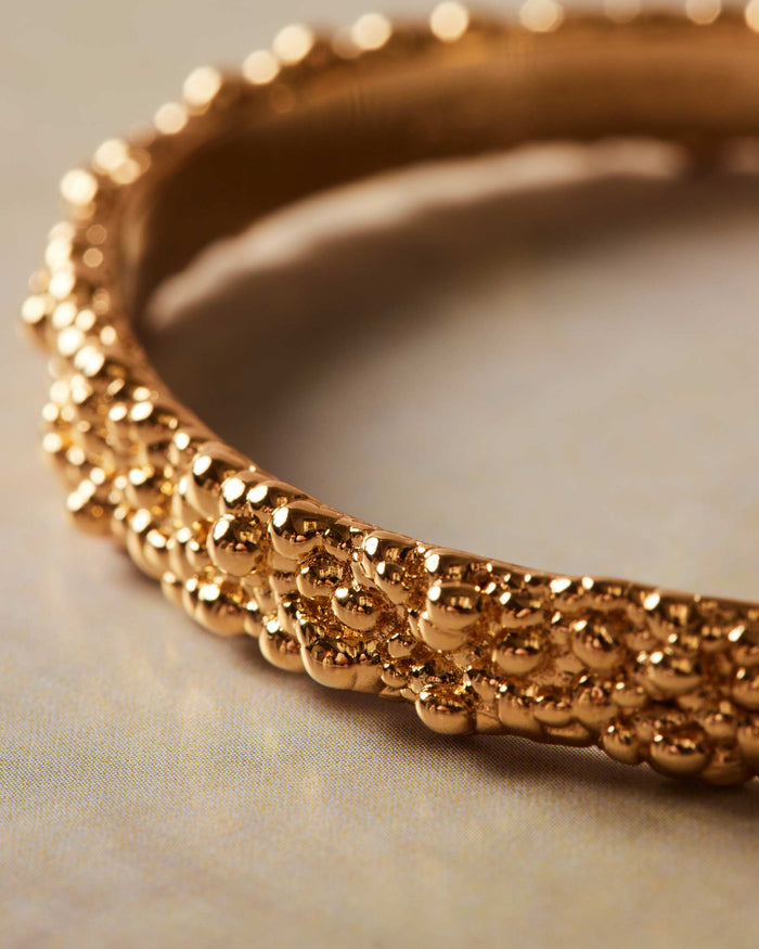 Armband aus starrem Sandstaub