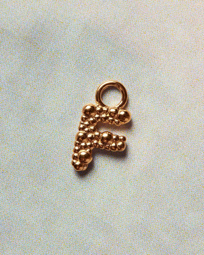 Charm Sand Dust Lettre F