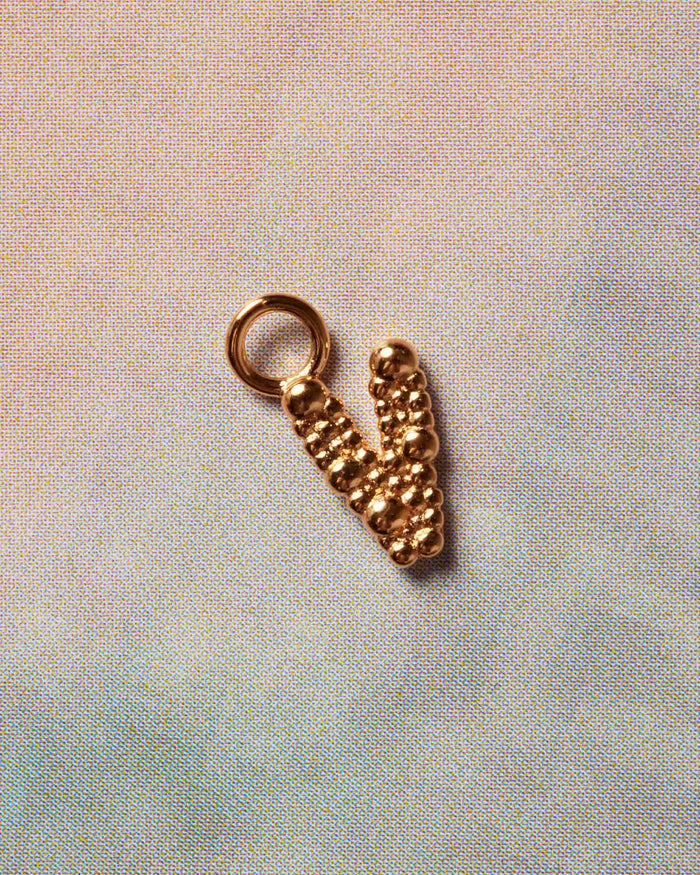 Charm Sand Dust Letra V