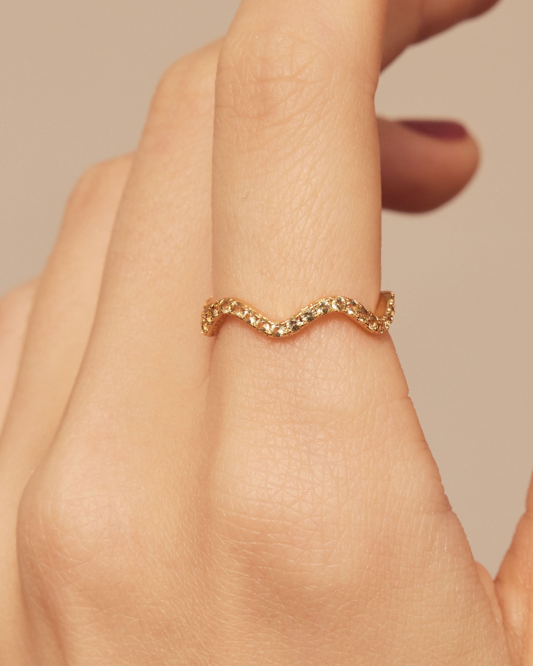 Smaragdgrüner, einfacher Ring mit Rankenmuster