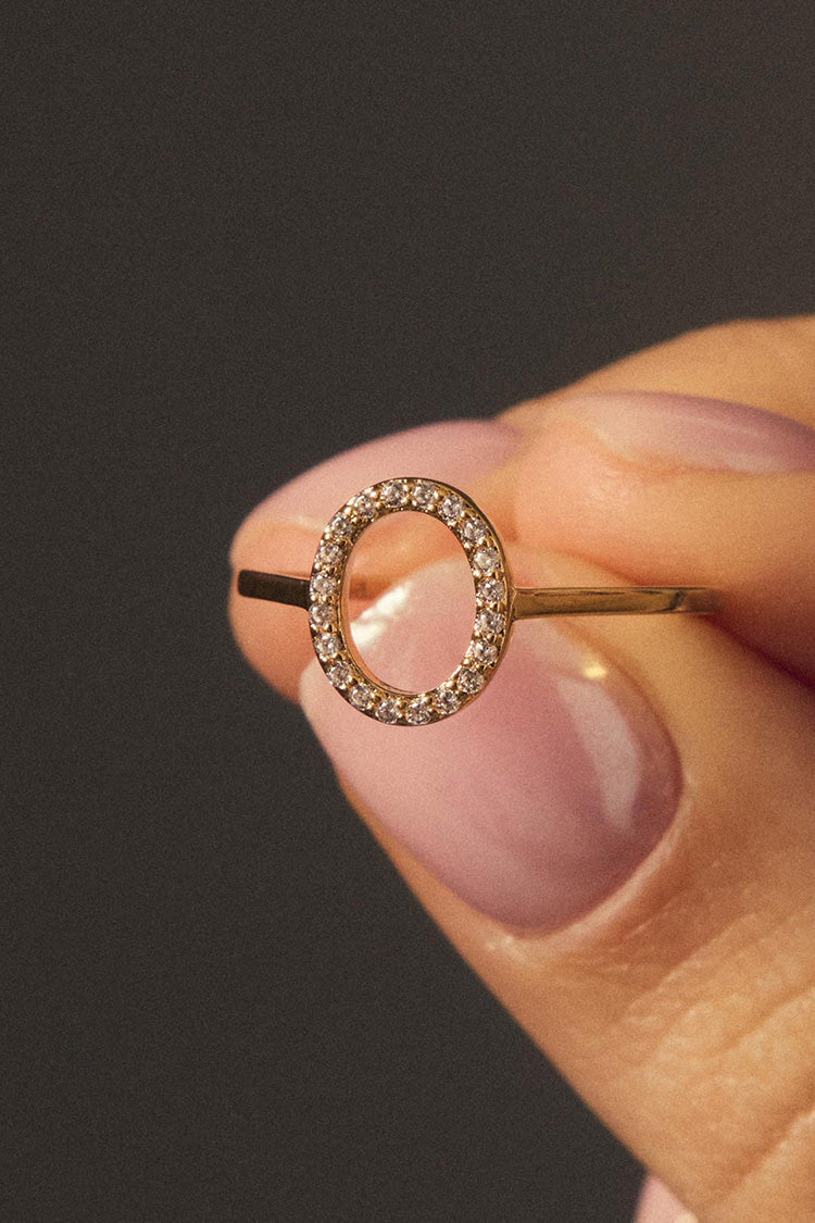 Weißer ovaler Ring