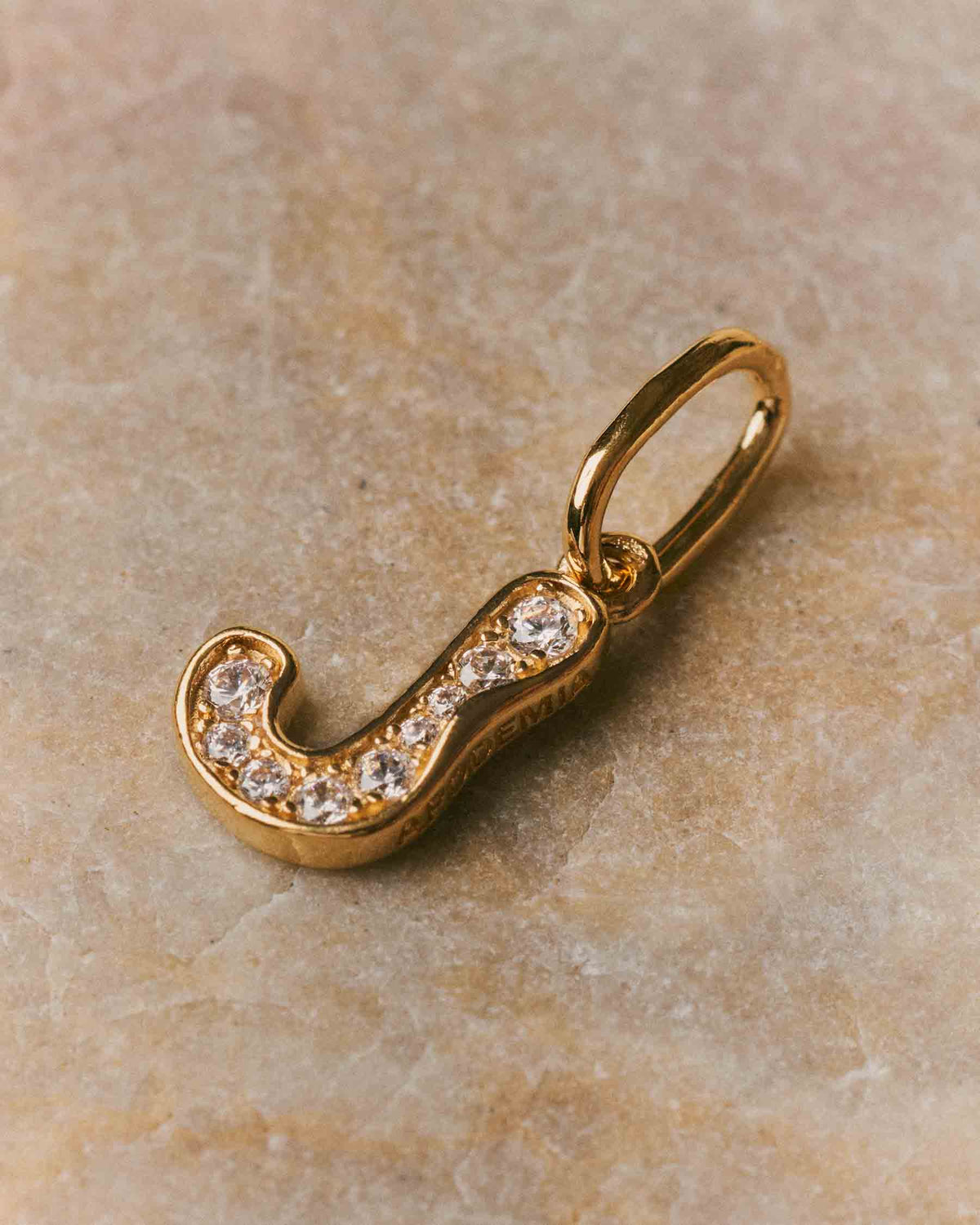 Charm Curve Buchstabe J