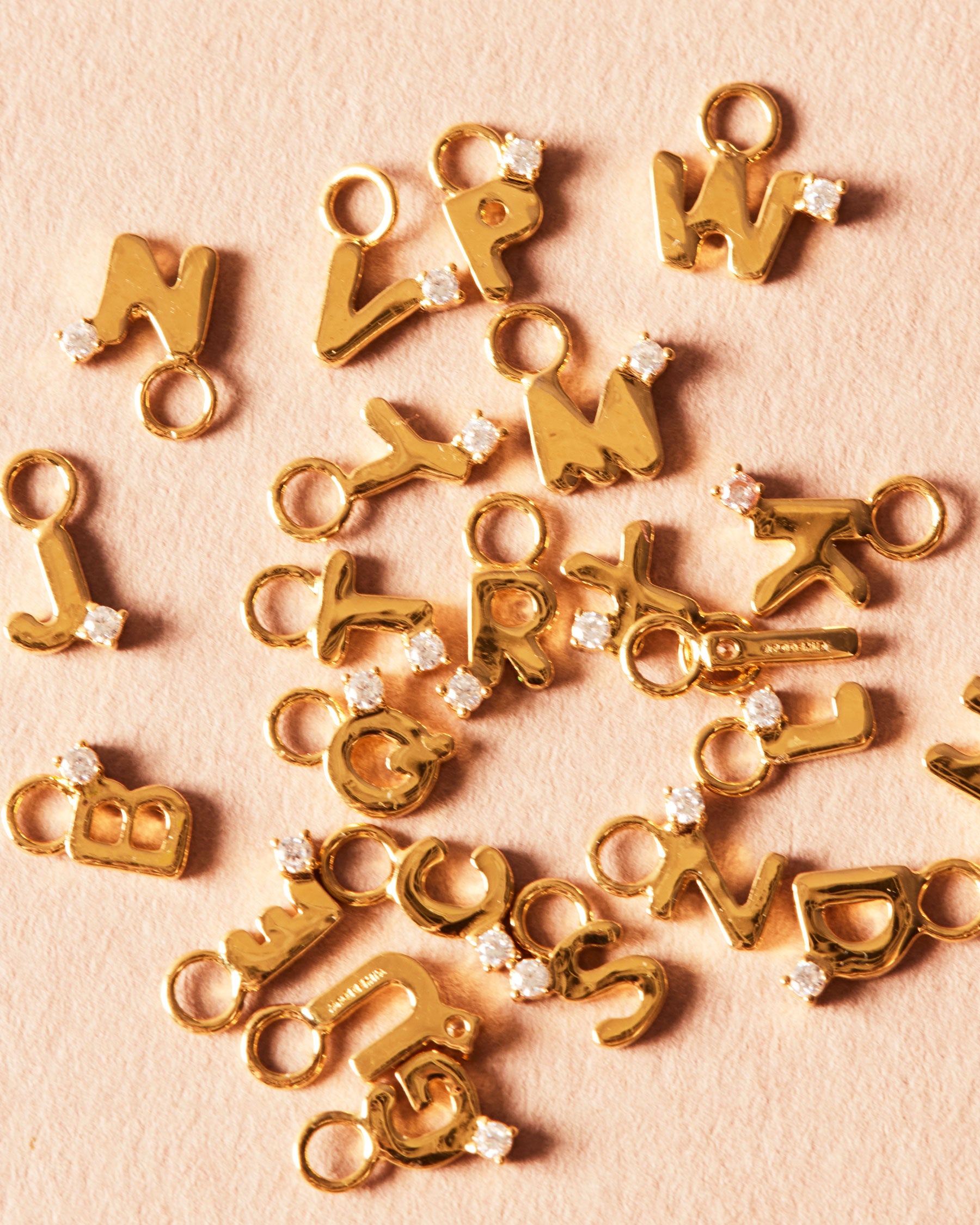 Charm Bright Letters Letra W